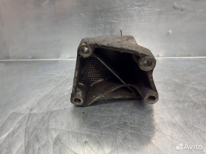 Кронштейн двигателя левый Audi 100 C4 1991-1994