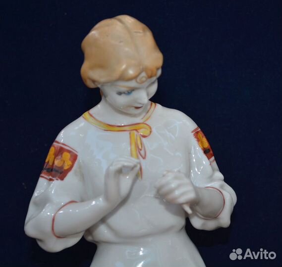 Фарфоровая статуэтка- гадание на ромашке. зхк