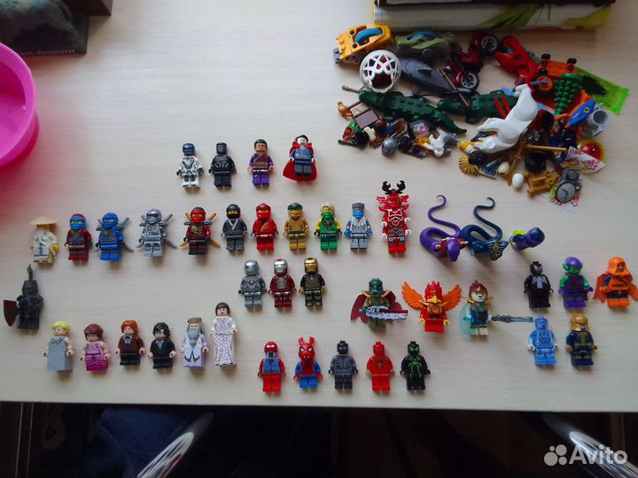 Продам lego минифигурки и различные аксессуары