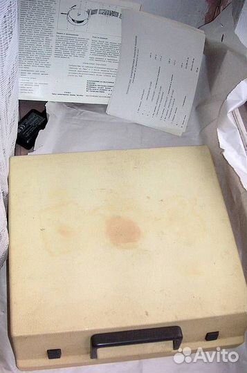 Механическая пишущая машина unis Traveller DE Luxe