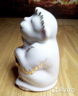 Фарфоровая статуэтка Обезьянка с книжкой