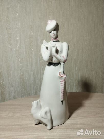 Статуэтка фарфор дама с собачкой