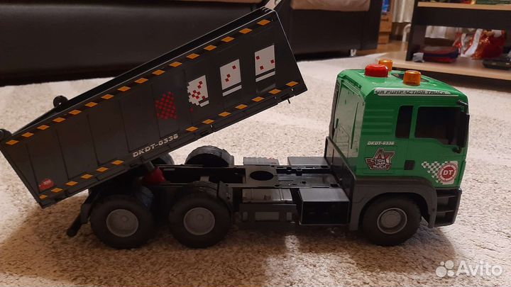 Игрушка самосвал с помповым механизмом