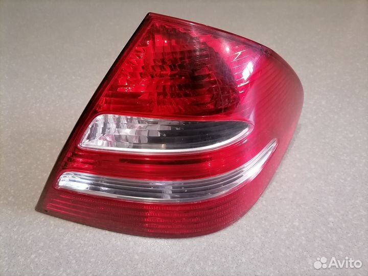 Фонарь правый Mercedes E-Class W211