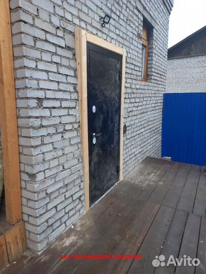 Тяжелая дверь металлическая в дом