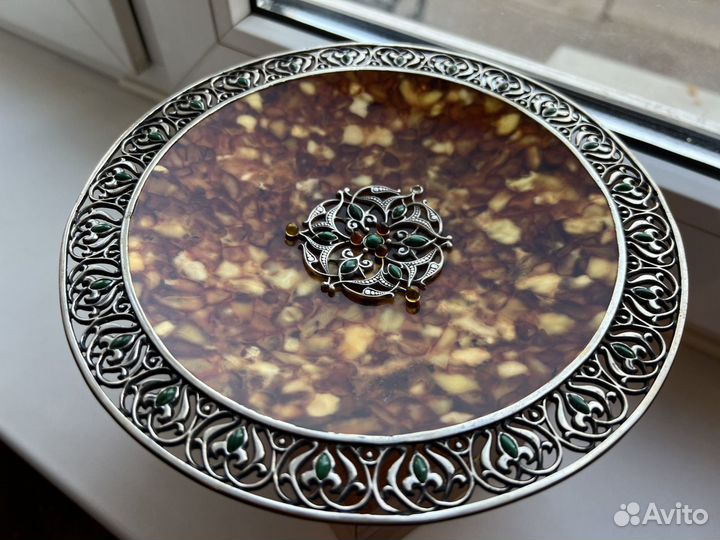 Блюдо из янтаря с серебром и малахитом