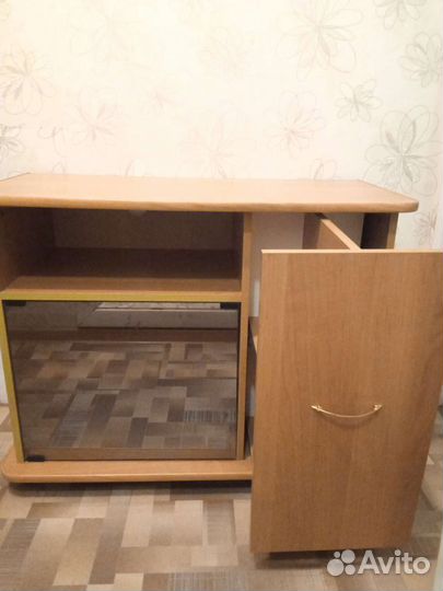 Тумба под телевизор на колесиках