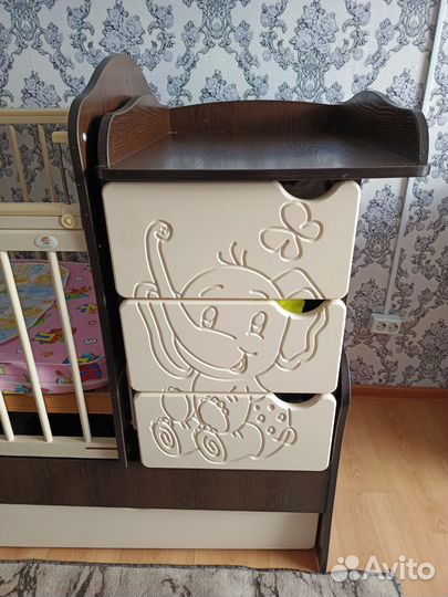 Детская кроватка с комодом. Люлька на маятнике