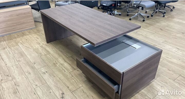 Стол рукводителя с опорной тумбой