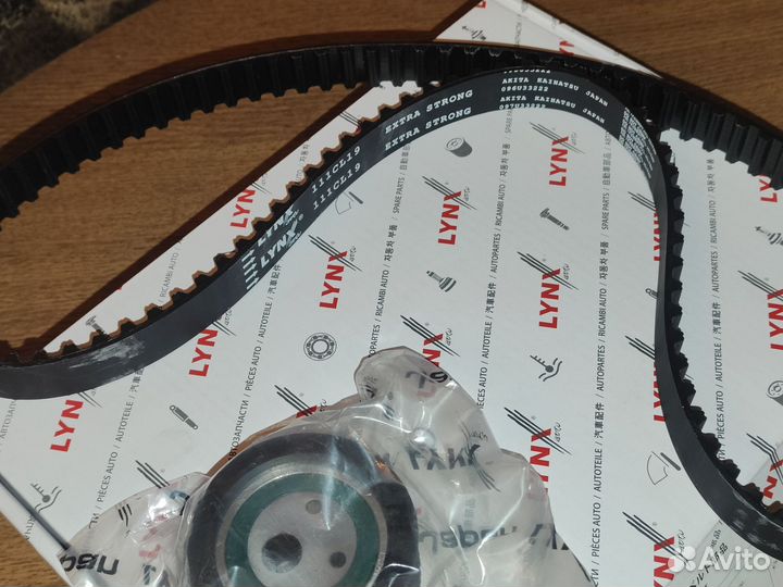Ремень грм на 8 кл двигатель,с роликом (комплект)