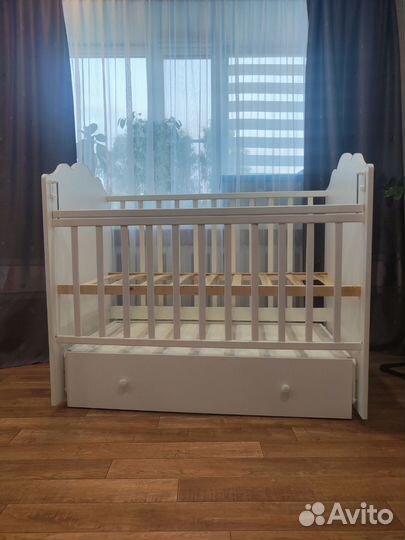 Детская кроватка с маятником и ящиком