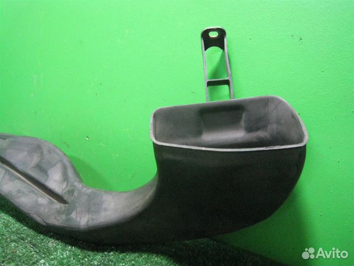 Воздухозаборник Opel Astra J 2010