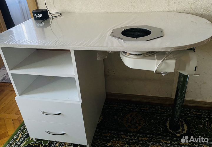 Маникюрный стол с пылесосом