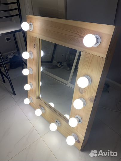 Гримерное зеркало с лампочками