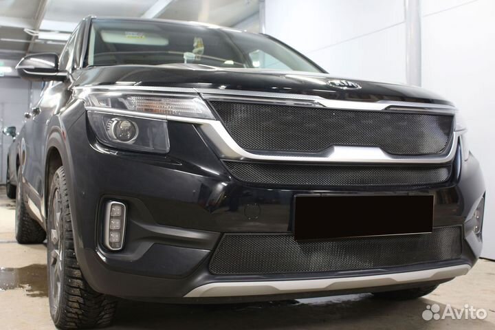 Защитная сетка радиатора середина черная Kia Selto