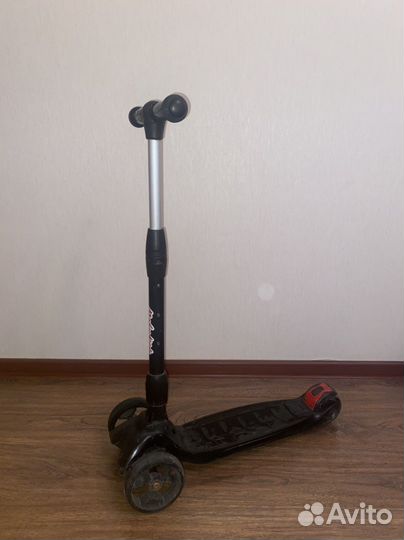 Самокат трехколесный