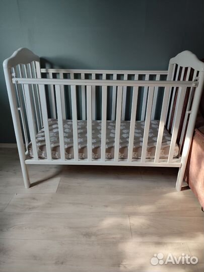 Детская кроватка белая