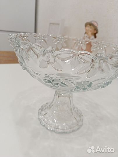 Ваза для фруктов на ножке