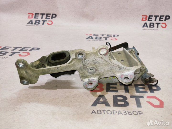 Кронштейн опоры МКПП Nissan Qashqai