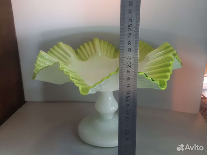 Антикварная ваза на ножке конфетница