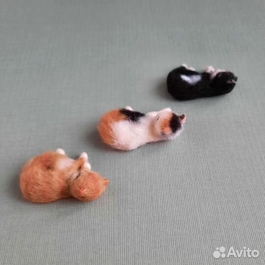 Миниатюрная игрушечная кошка