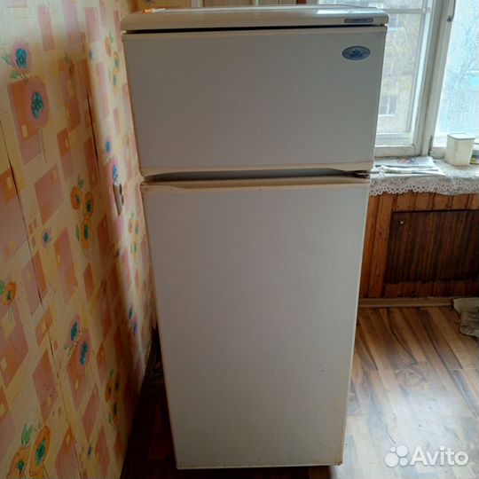 Холодильник б/у маленький