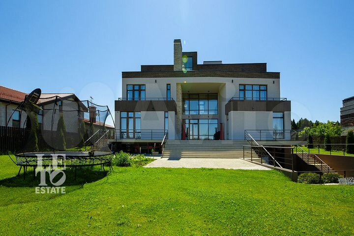 Дом 979 м² на участке 20 сот.