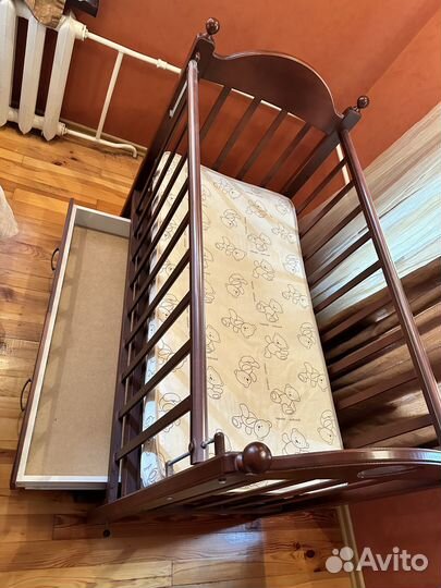 Детская кровать из нат. дерева с ящиком и маятн