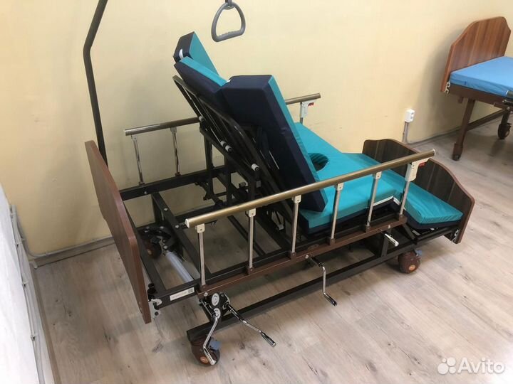 Медицинская кровать с переворотом и туалетом