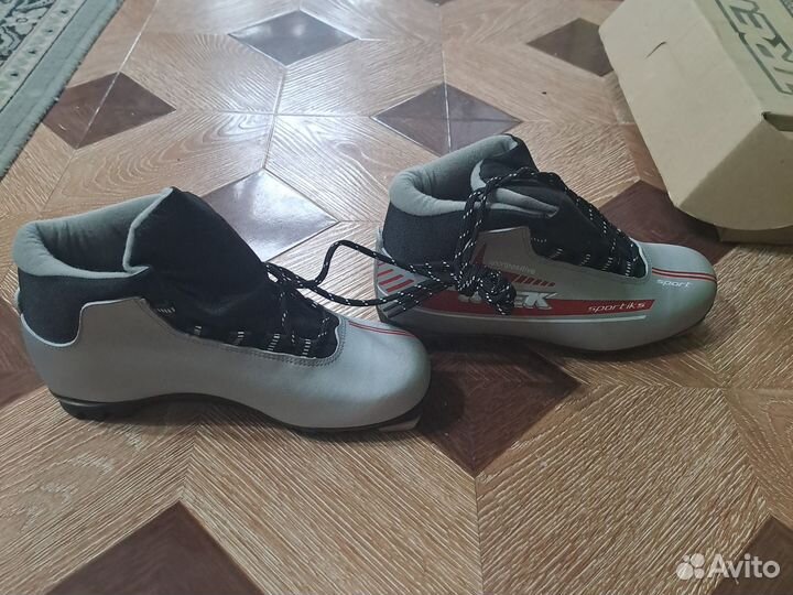 Лыжные ботинки новые 42 размер
