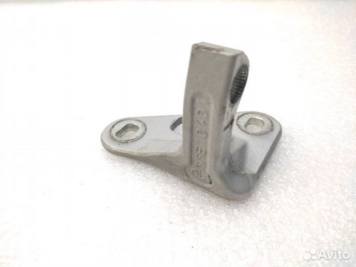 Петля двери передняя левая Mercedes-Benz E-Class