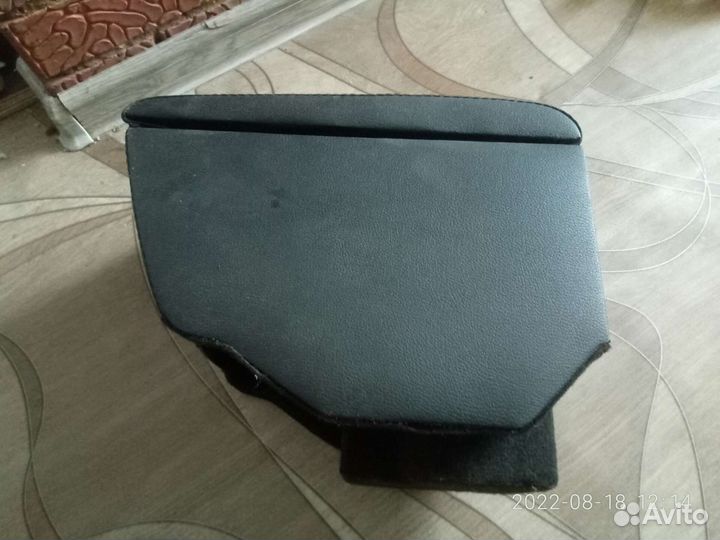 Подлокотник на авто
