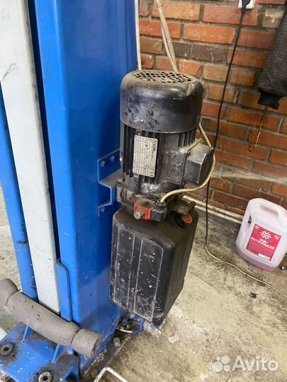 Автомобильный гидравлический подьемник