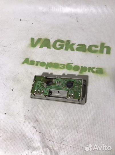 Фонарь салона(плафон) volkswagen polo 1L0947105B