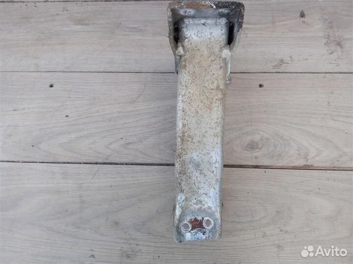 Кронштейн усилителя переднего бампера правый от B