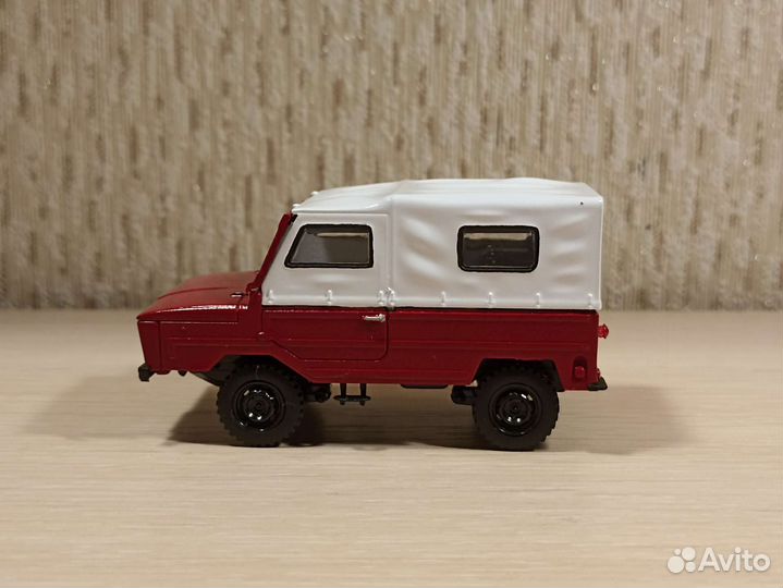 Модель автомобиля 1:43