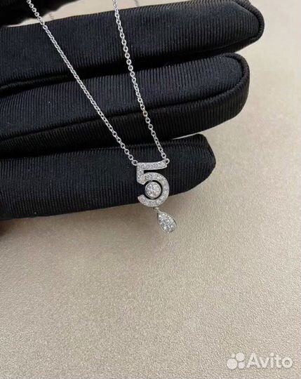 Золотое колье Chanel 5.46 гр 0.6 ct