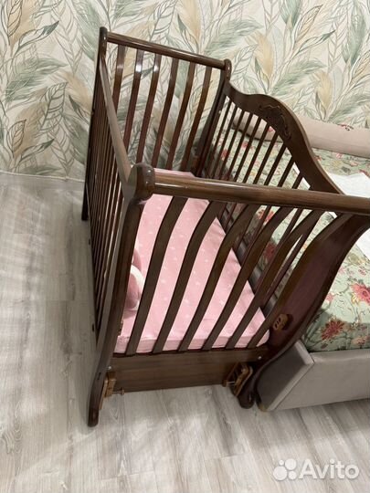 Кроватка для новорожденных с маятником