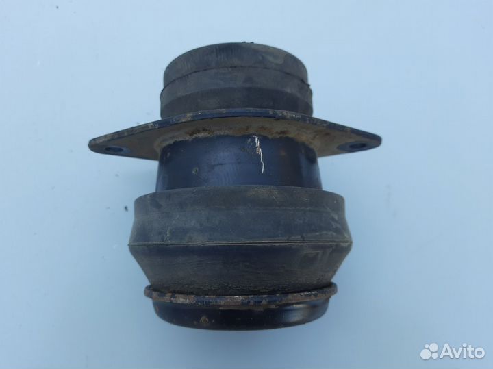 Опора двигателя правая Volkswagen Polo 3 1994-1999