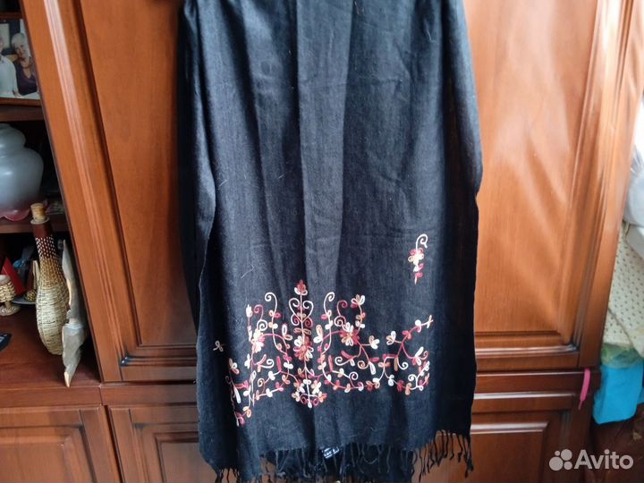 Женская фетровая шляпа и 4 шарфа