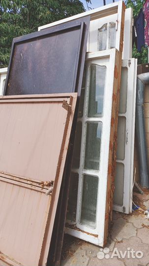 Железное окно, деревянные окна и двери, кухня