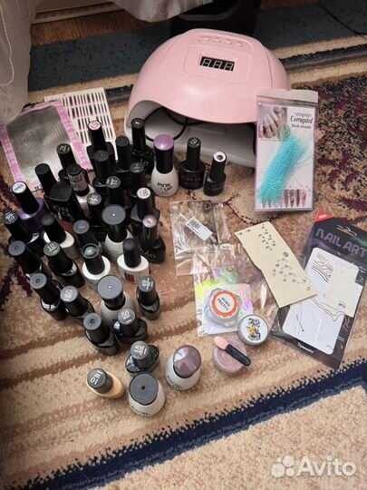 Лампа и гели для ногтей