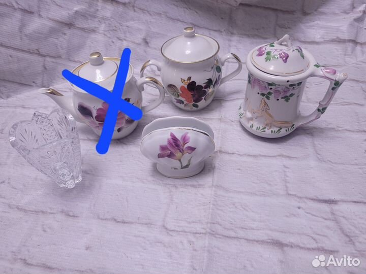 Вазочка, сахарница, чайник, салфетница, кружка