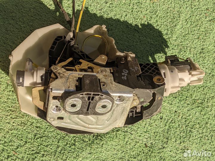 Замок двери Mercedes-Benz W220 задний левый