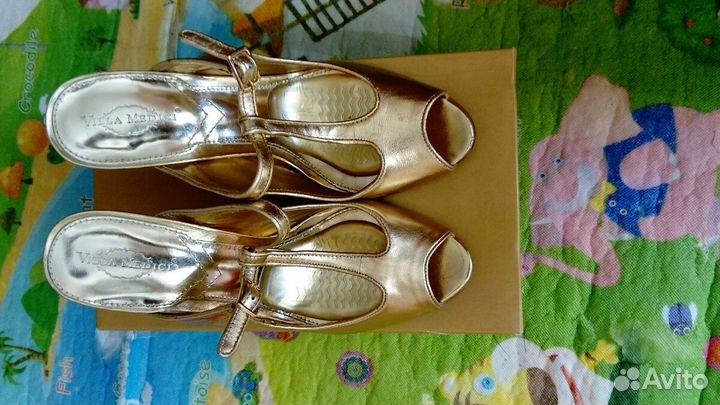 Босоножки золотые