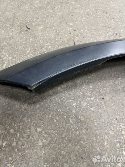 Левый молдинг переднего крыла