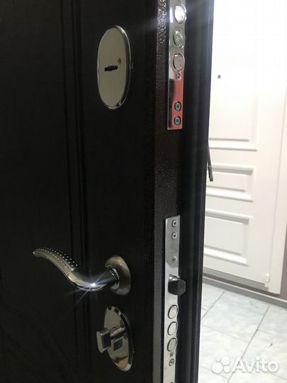 Дверь входная с зеркалом
