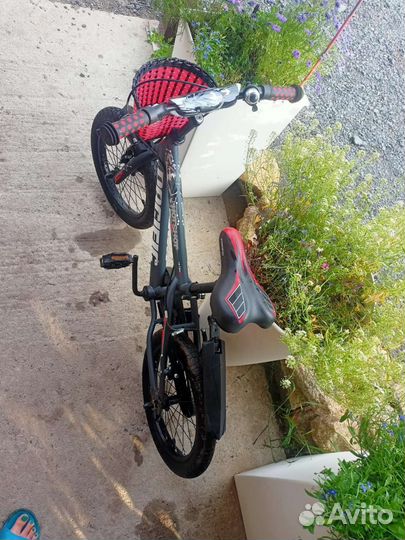 Детский велосипед четырёх-колесный