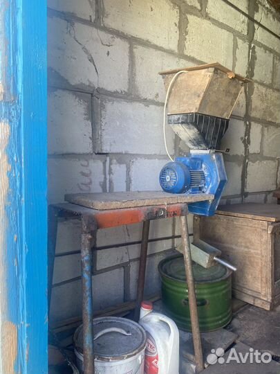 Мельница для зерна бу