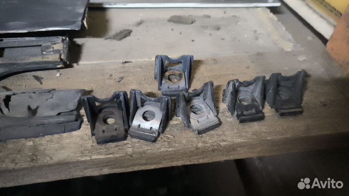 Кронштейн фары нижний Audi